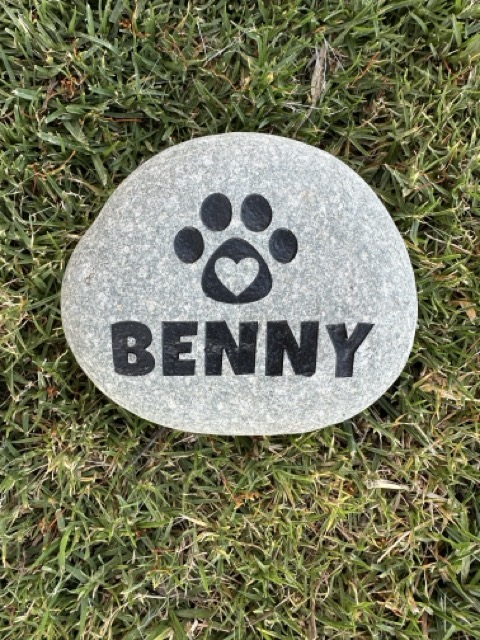 Finding Solace: The Emotional Benefits of Personalized Pet Memorials During Grief